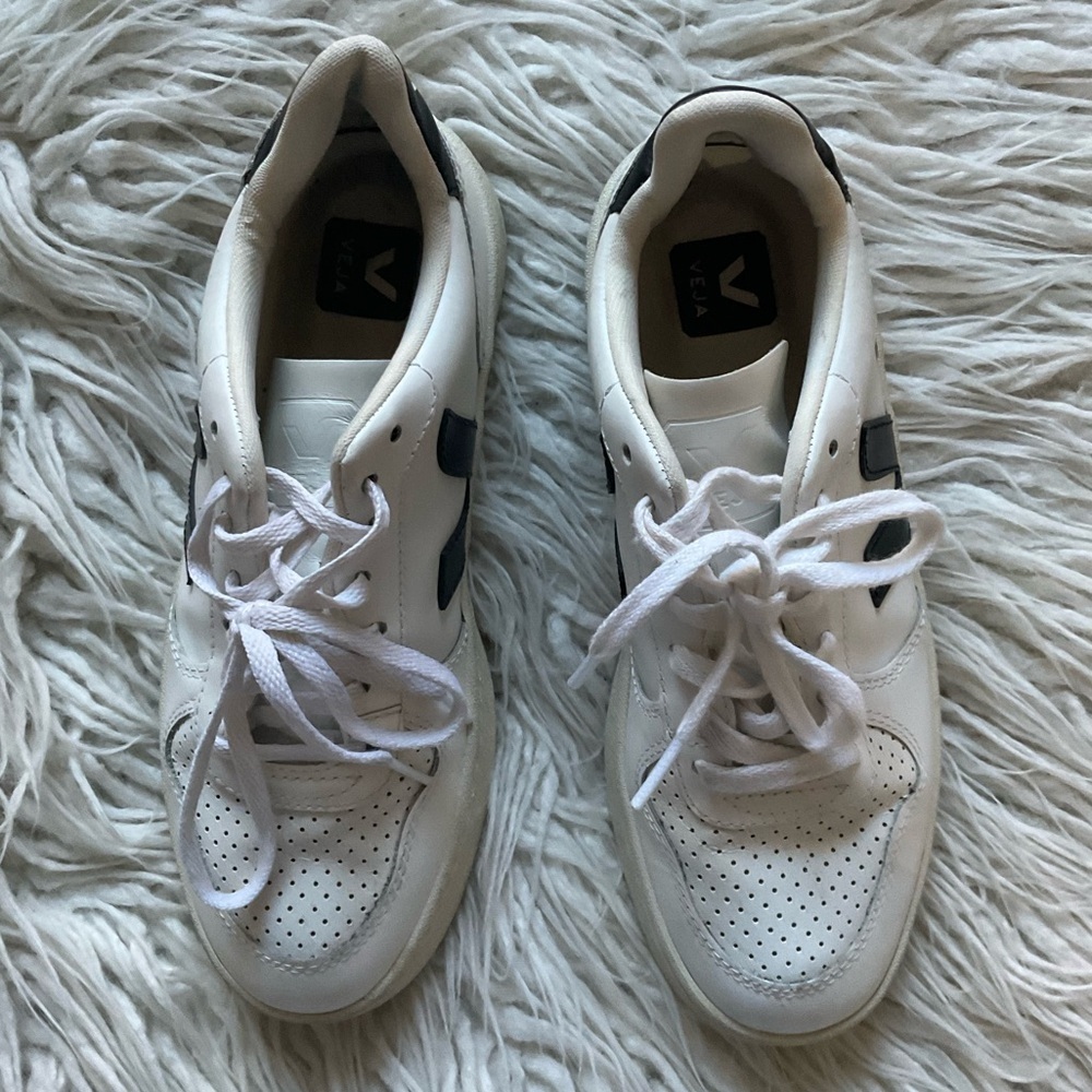 Veja White/Black Sustainable Leather V-10 Logo Retro Low Top Lace Up Sneakers 7 - Picture 5 of 11